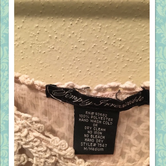 Sleeveless, knitted and flowy. - Picture 3 of 5